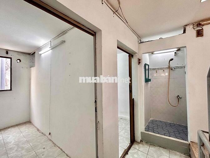 NHÀ NGUYÊN CĂN 3 LẦU 3PN3WC CÓ SÂN THƯỢNG NGAY CHỢ HOÀ BÌNH Q5