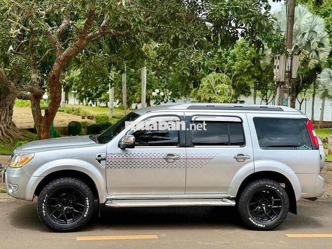 Ford Everest 2013 Số tu động Bạc 7 chỗ