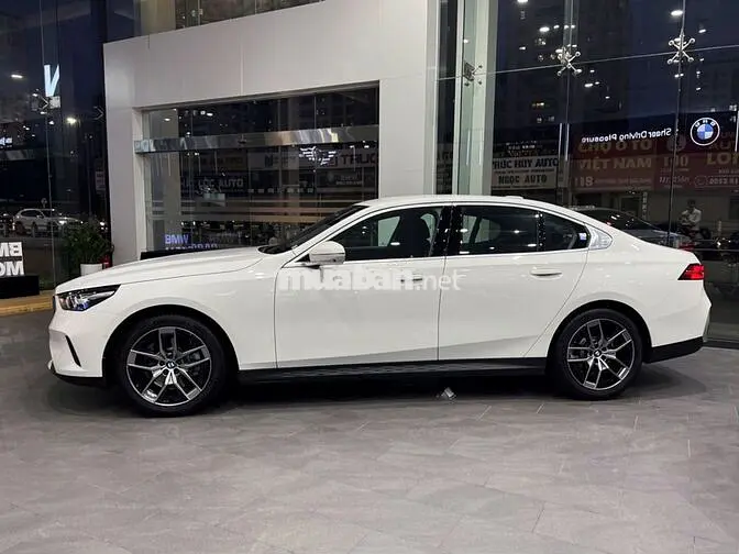 BMW 5 Series 520i Premium 2024 Trắng Tự động