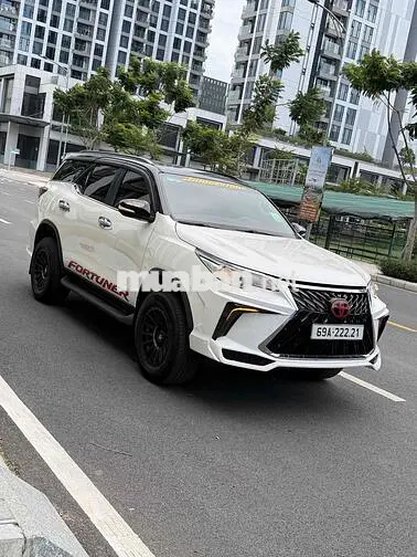Toyota Fortuner 7 chỗ số tự động trắng