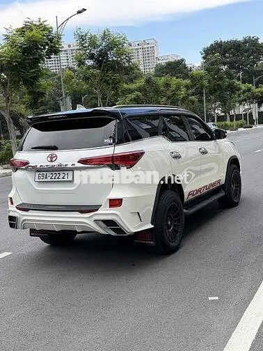 Toyota Fortuner 7 chỗ số tự động trắng