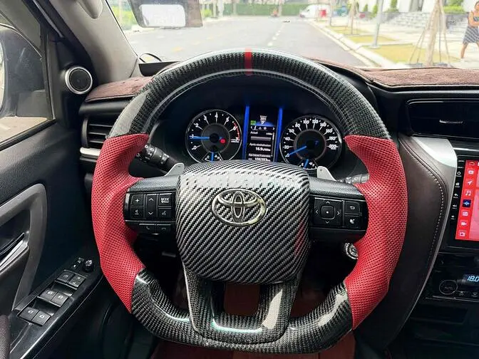 Toyota Fortuner 7 chỗ số tự động trắng