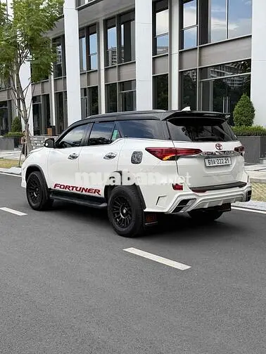 Toyota Fortuner 7 chỗ số tự động trắng