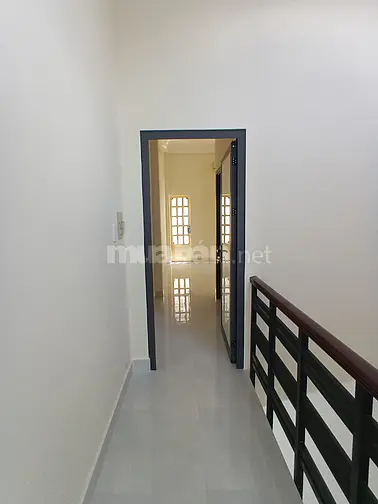 Cho thuê nhà 3 tầng ngay cổng chợ Hạnh Thông Tây có vỉa hè, 4x17, 4PN 