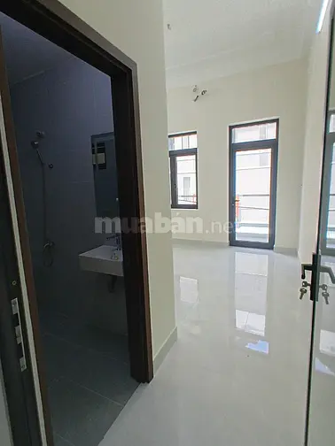 Cho thuê nhà 3 tầng ngay cổng chợ Hạnh Thông Tây có vỉa hè, 4x17, 4PN 