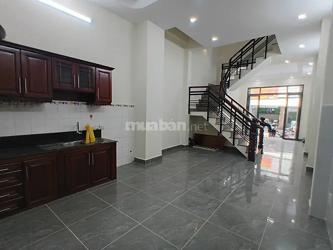 Cho thuê nhà 3 tầng ngay cổng chợ Hạnh Thông Tây có vỉa hè, 4x17, 4PN 
