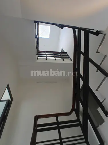 Cho thuê nhà 3 tầng ngay cổng chợ Hạnh Thông Tây có vỉa hè, 4x17, 4PN 