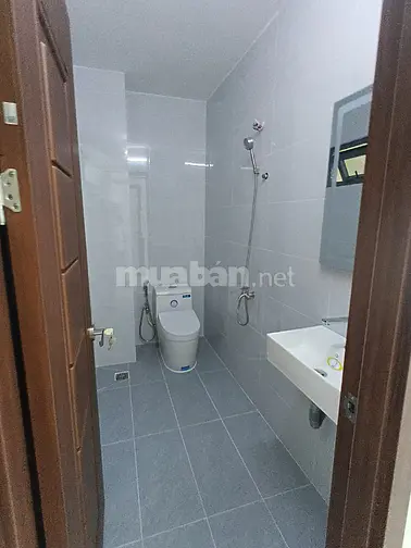 Cho thuê nhà 3 tầng ngay cổng chợ Hạnh Thông Tây có vỉa hè, 4x17, 4PN 