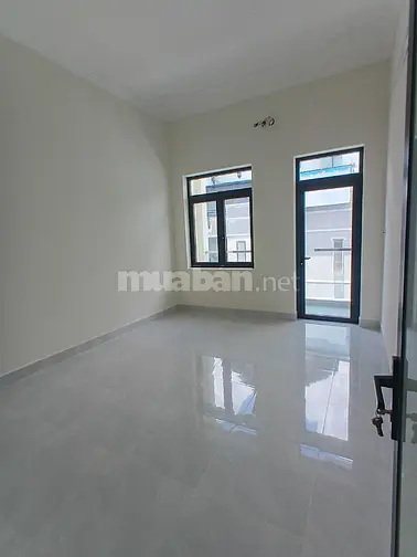 Cho thuê nhà 3 tầng ngay cổng chợ Hạnh Thông Tây có vỉa hè, 4x17, 4PN 