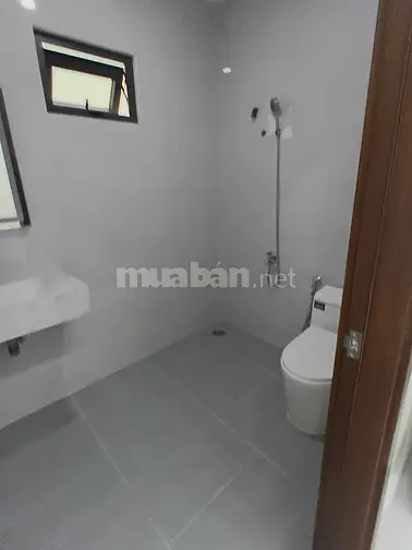 Cho thuê nhà 3 tầng ngay cổng chợ Hạnh Thông Tây có vỉa hè, 4x17, 4PN 