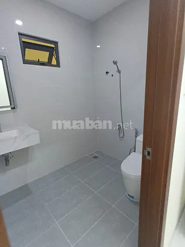 Cho thuê nhà 3 tầng ngay cổng chợ Hạnh Thông Tây có vỉa hè, 4x17, 4PN 
