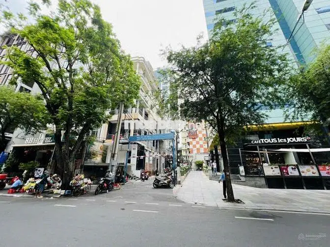 ĐOẠN ĐẦU KHU VIP LÊ THÁNH TÔN , DT : 300M2 VỚI 5 TẦNG , GIÁ CHỈ 100TR
