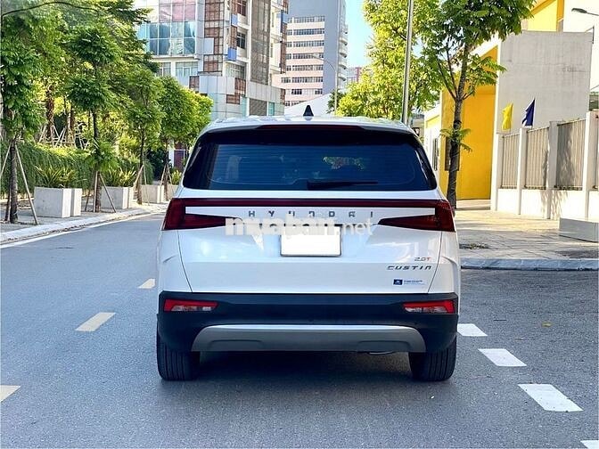 Hyundai Custin 2.0T Cao Cấp 2023 Trắng 7 chỗ