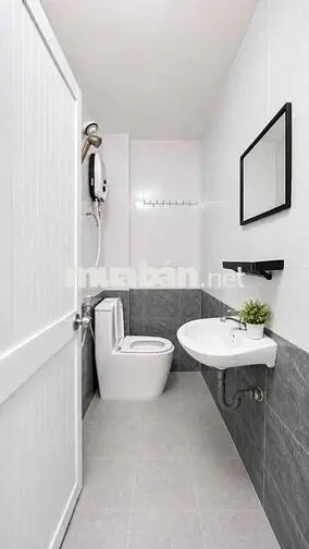 Quận 3 nhà 5 tầng hẻm 5m thông dt 3,2x1 2m giá 8,3 tỷ.