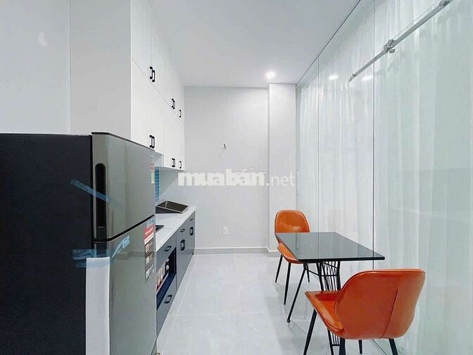 Căn hộ ban công 45m2, Full nội thất, đường Lý Chính Thắng Quận 3