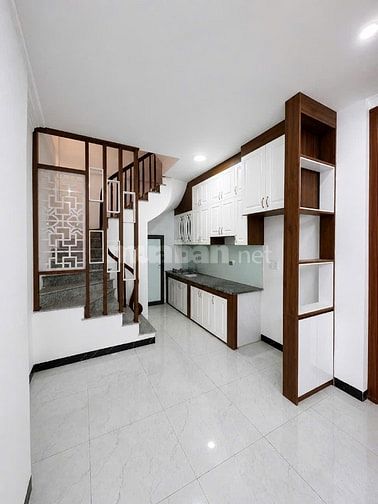 🏡Hiếm, Chỉ 6 tỉ, Nhà mới 5 tầng, Ô tô đỗ cổng - Trung Tâm Long Biên