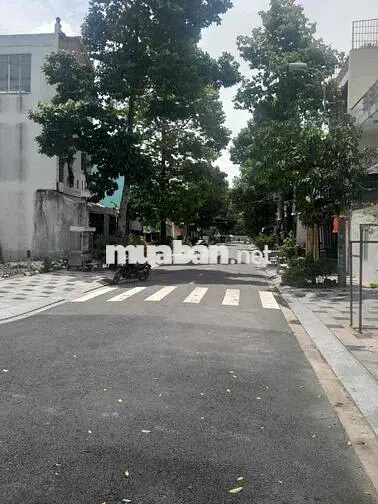 ĐẤT LÔ GÓC KINH DOANH. DT 6,8 X 18 M. MẶT TIỀN KINH DOANH.  SH