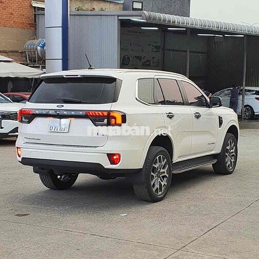 Ford Everest Titanium 2022 1 Cầu Trắng