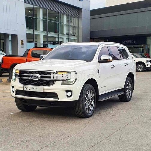 Ford Everest Titanium 2022 1 Cầu Trắng
