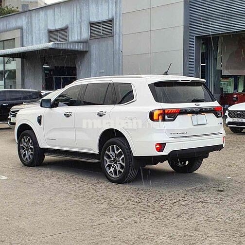 Ford Everest Titanium 2022 1 Cầu Trắng