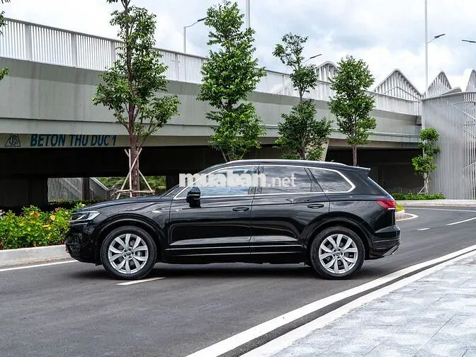 Volkswagen Touareg Luxury 2023 Đen 36.000km