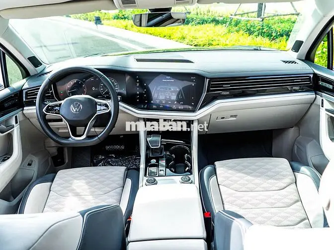 Volkswagen Touareg Luxury 2023 Đen 36.000km