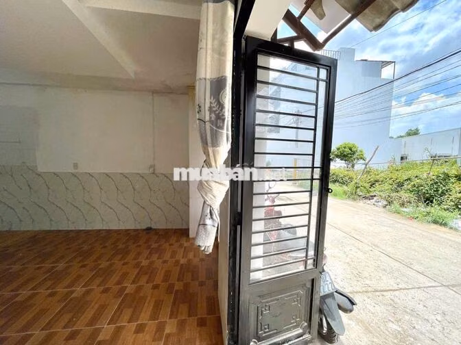 Cần bass lại phòng trọ như hình