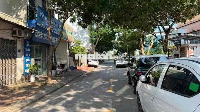 Nhà C4 Nguyễn Văn Hưởng, mặt đường ô tô tráh nhau, kinh doanh sầm uất