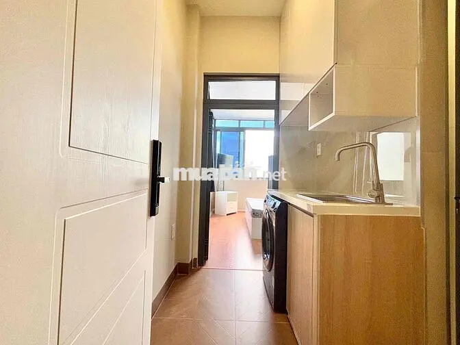 Căn Hộ View Kính Tách Bếp Có Thang Máy FullNT Cao Cấp Giáp Quận 1