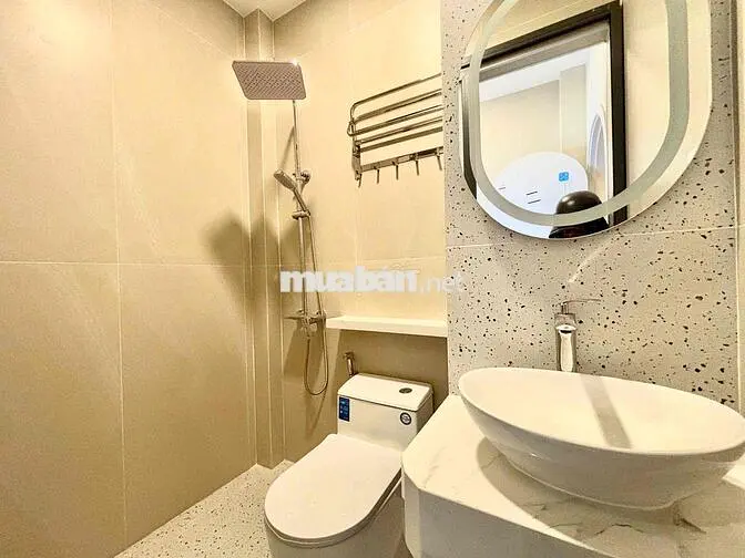 Căn Hộ View Kính Tách Bếp Có Thang Máy FullNT Cao Cấp Giáp Quận 1