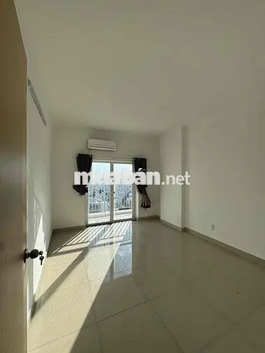 Cho thuê căn hộ căn góc Oriental Plaza 105m2 3PN 2WC 3BC, NT cơ bản, g