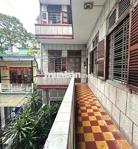 Cho thuê MB kd, lầu 1, MT đường NTMK, Q1.,lối đi riêng...gần Tao Đàn