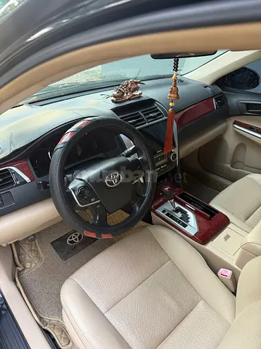 Bán xe Toyota Camry 2.0E sx 2014, màu đen, đi 10 van km