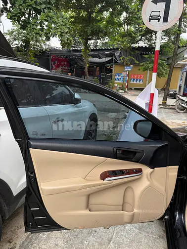 Bán xe Toyota Camry 2.0E sx 2014, màu đen, đi 10 van km