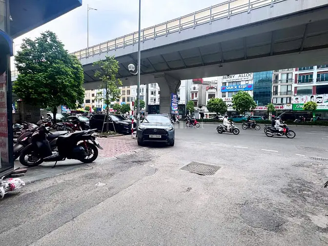 Cho thuê nhà làm văn phòng công ty, Phố Trường Chinh, 350m2, ngõ ô tô 