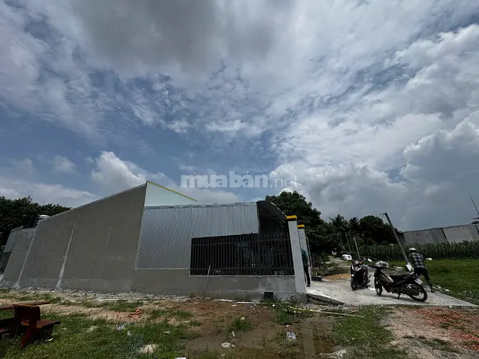 Nhà đẹp 2 phòng ngủ, gần trường học, gần KCN. 900tr 