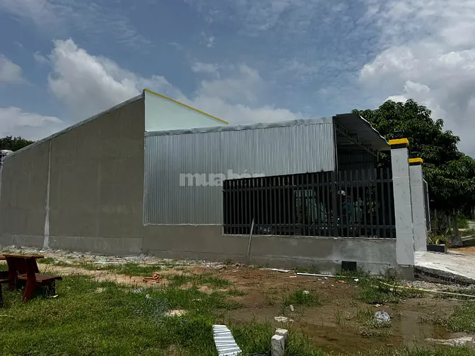 Nhà đẹp 2 phòng ngủ, gần trường học, gần KCN. 900tr 