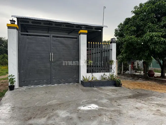 Nhà đẹp 2 phòng ngủ, gần trường học, gần KCN. 900tr 
