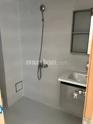 Nhà mới xây, cho thuê phòng dưới trệt, có sân riêng của phòng 12m2