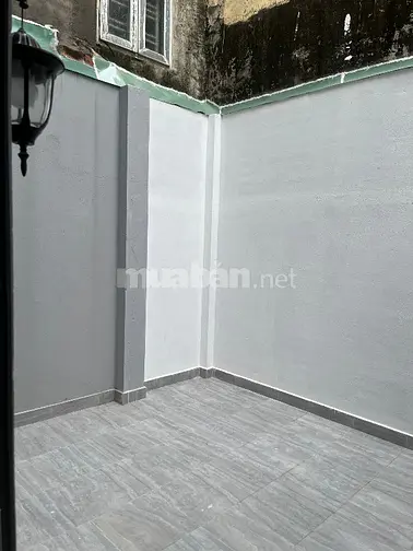 Nhà mới xây, cho thuê phòng dưới trệt, có sân riêng của phòng 12m2