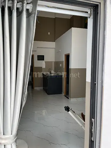 Nhà mới xây, cho thuê phòng dưới trệt, có sân riêng của phòng 12m2