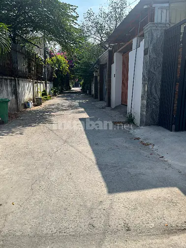 Nhà mới xây, cho thuê phòng dưới trệt, có sân riêng của phòng 12m2