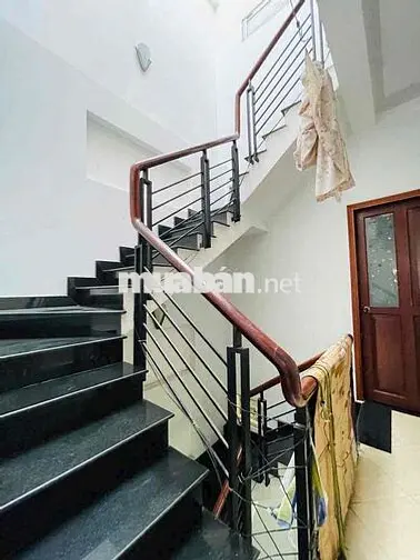 CHO THUÊ NHÀ MẶT TIỀN PHẠM VĂN ĐỒNG NGAY BỆNH VIÊN 175, 4 TẦNG, 5PN