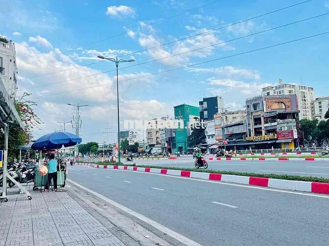 CHO THUÊ NHÀ MẶT TIỀN PHẠM VĂN ĐỒNG NGAY BỆNH VIÊN 175, 4 TẦNG, 5PN