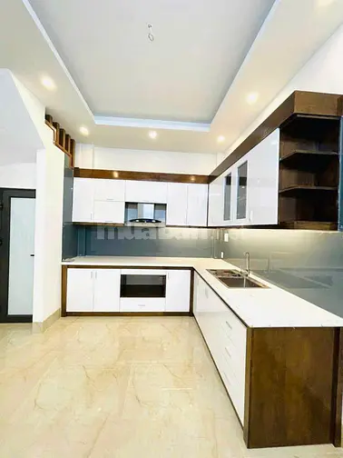 Nhà đẹp Lạc Long Quân về ở luôn hoặc cho thuê 250tr. DT 40m2 x 5 tầng