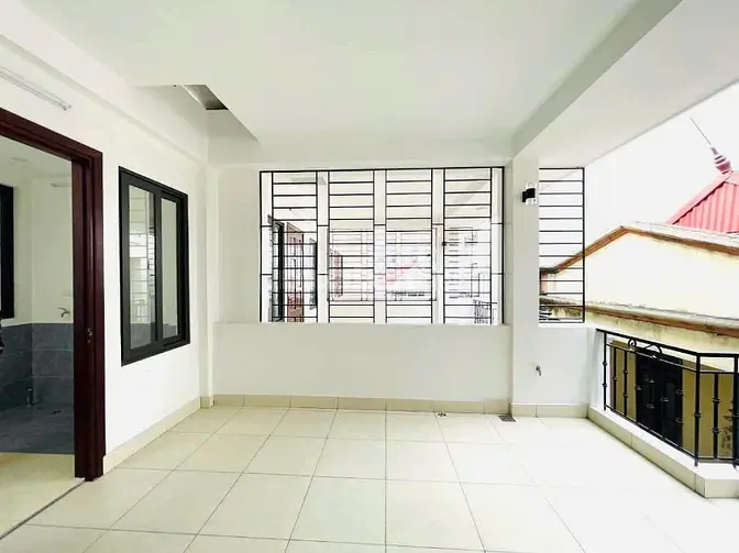 Nhà đẹp Lạc Long Quân về ở luôn hoặc cho thuê 250tr. DT 40m2 x 5 tầng