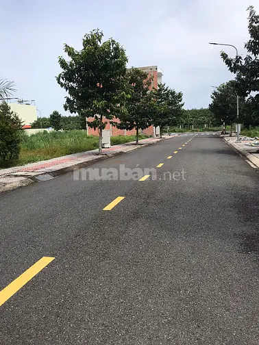 Tôi cần bán lô đất đẹp gần công viên trong khu nhà ở Thăng Long house