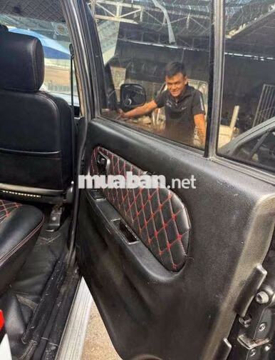 Isuzu Hi-Lander V-spec 8 chỗ màu Đen