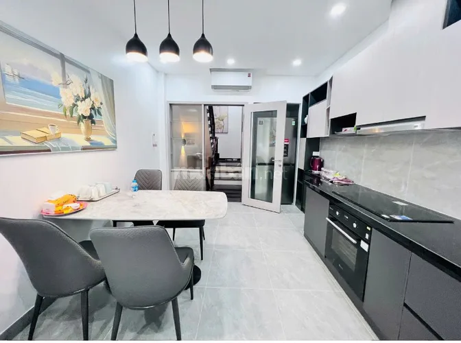 Cho thuê nhà 6 tầng, có thang máy, DT 34 m2x6 tầng, phố Trích Sài