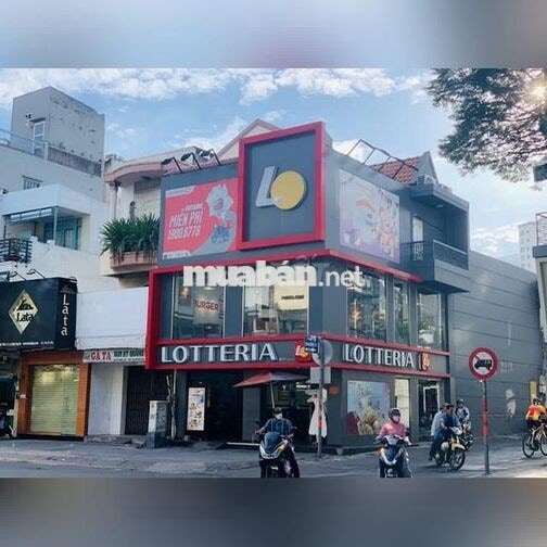 NHÂN VIÊN BẢO VỆ CỬA HÀNG GÀ RÁN LOTTERIA